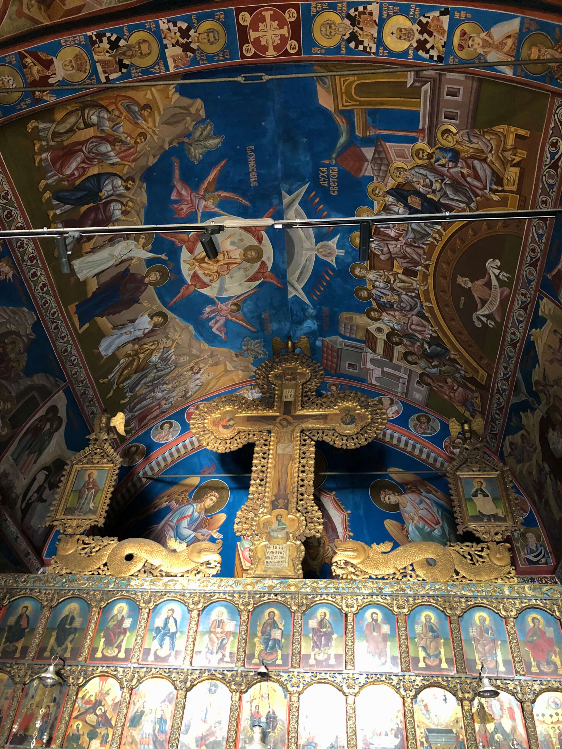 intérieur de l'église de la sainte trinité de budva