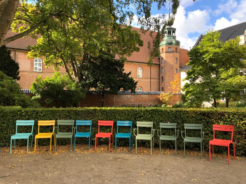 les chaises colorées du jardin de la bibliothèque