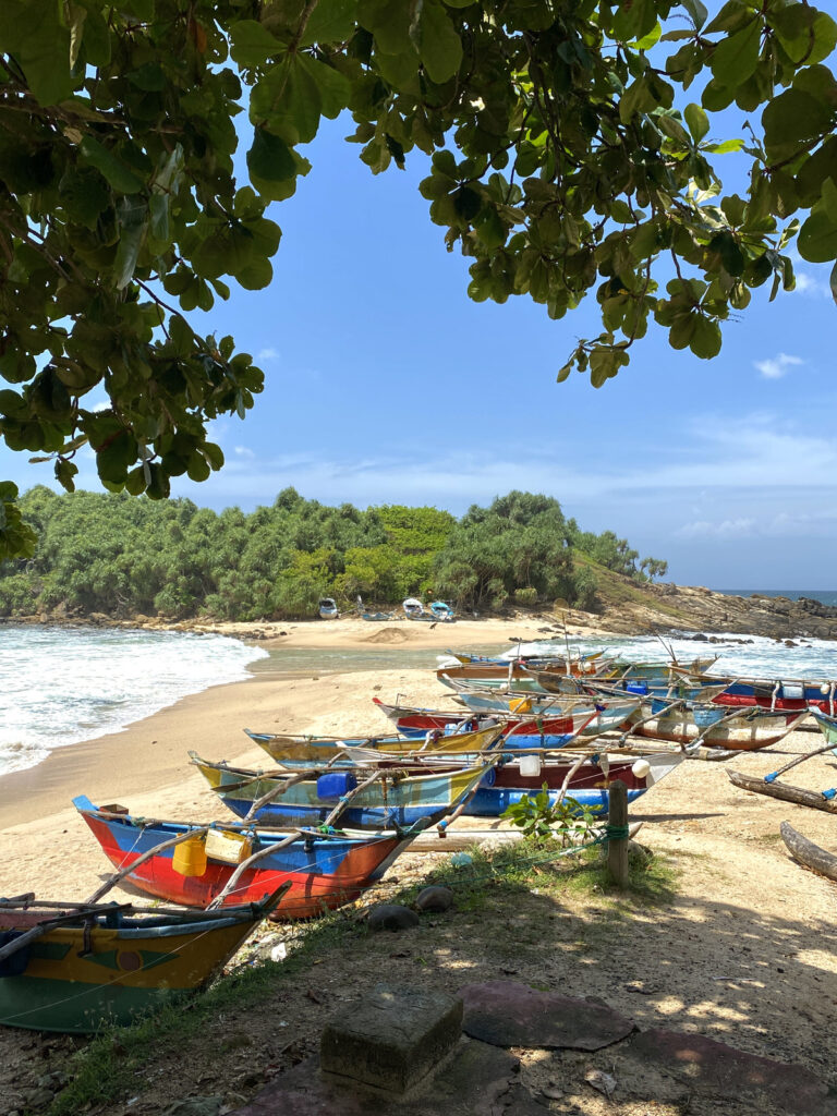 tangalle blue beach island bateaux