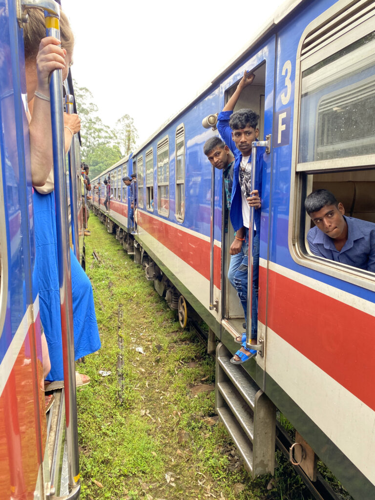 gens dans l'ouverture des portes du train bleu reliant kandy et ella