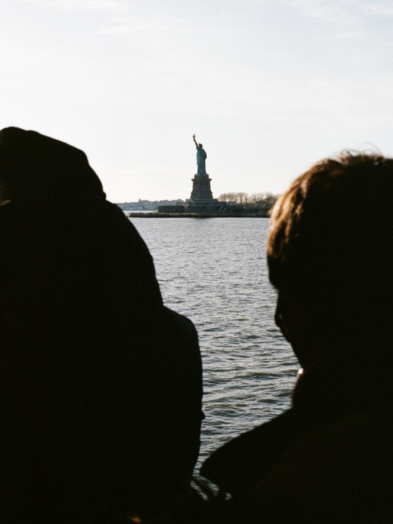 new york statue liberte ferry loin