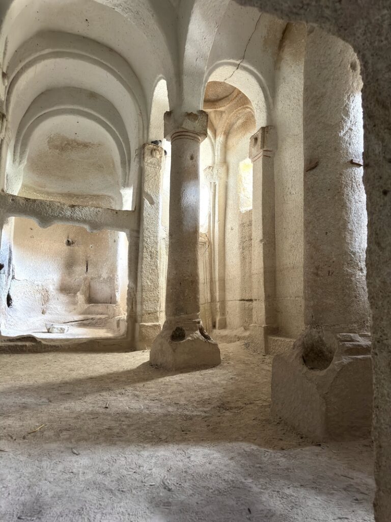 cappadoce column church dans la red valley