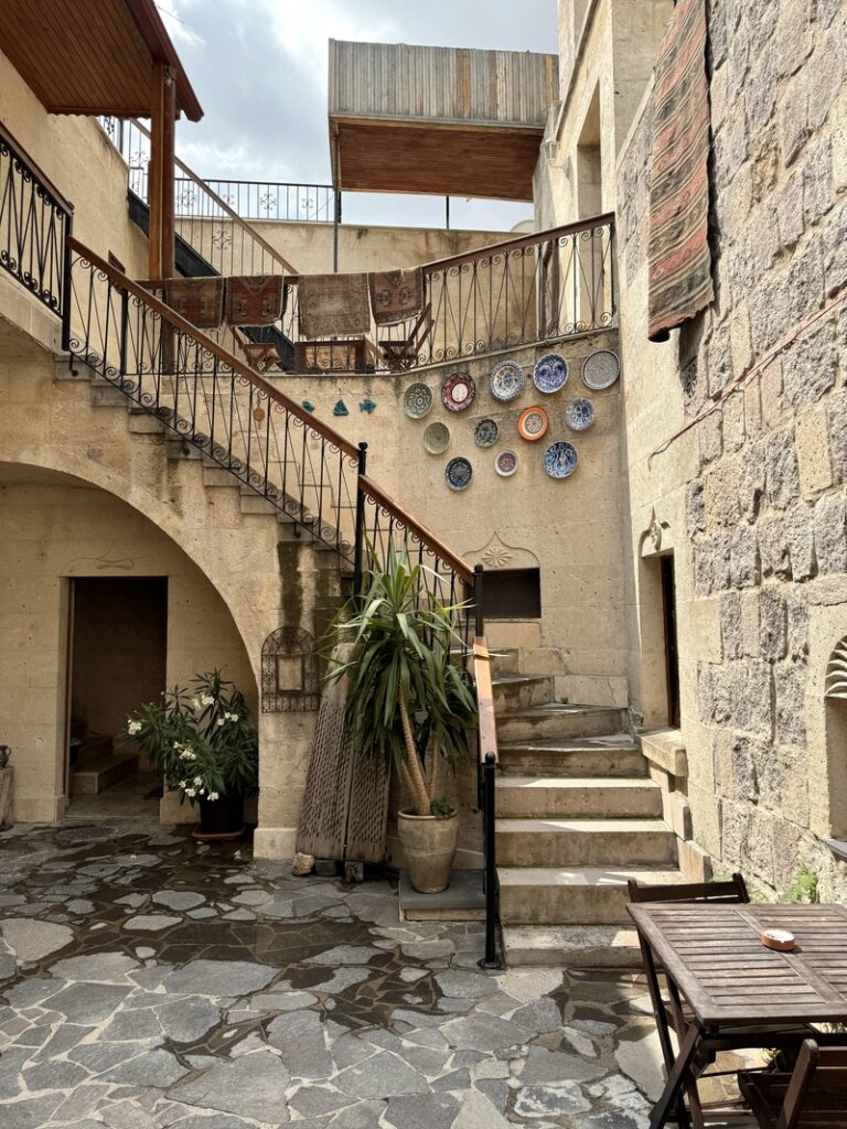 cappadoce cour de hotel alice in cappadocia