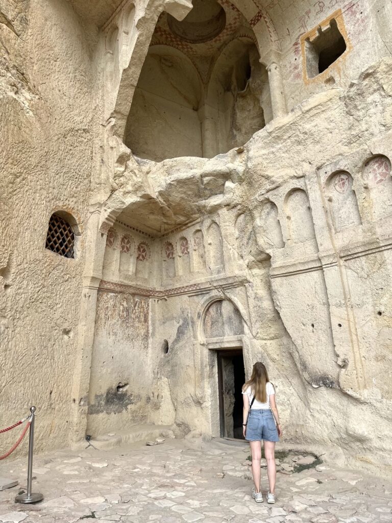 cappadoce julie devant la dark church du musee a ciel ouvert de goreme