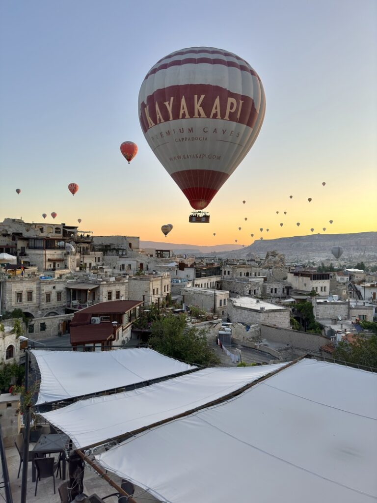 cappadoce montgolfiere au dessus de goreme