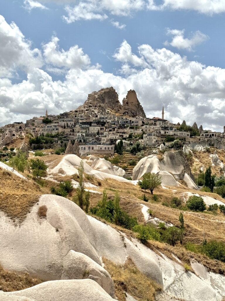 cappadoce vue sur le chateau uchisar depuis fin de la pigeon valley