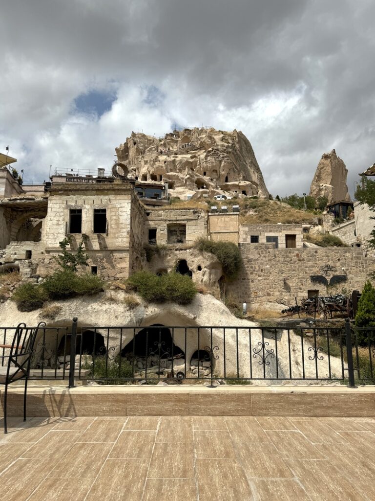 cappadoce vue sur le chateau uchisar depuis hotel alice in cappadocia