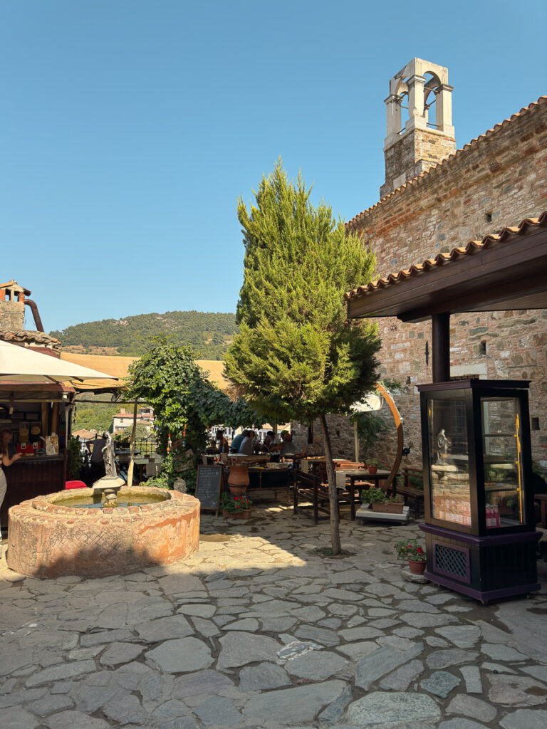 Cour Eglise Saint Jean Sirince