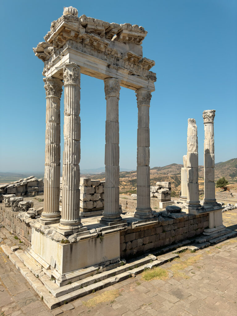 Site antique Pergame temple de Trajan